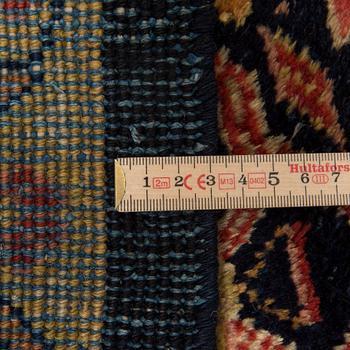 A carpet from Mahal, around 321 x 150 cm.