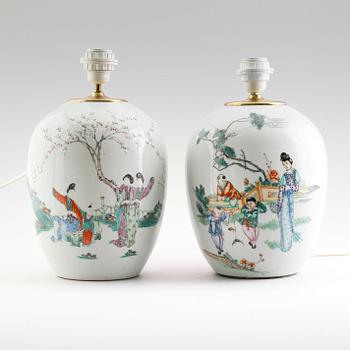BORDSLAMPOR, 2 st snarlika, porslin, Kina, 1900-tal.