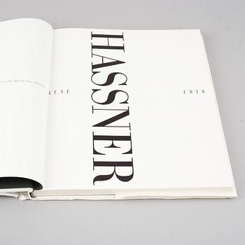 Tiofoto, 2 böcker samt 4 kataloger, några med dedikation.