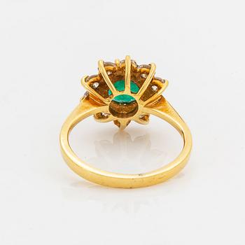 Ring carmoséring med smaragd och krans av briljanter.