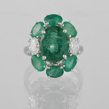 RING, 18K vitguld med 2 ovalslipade diamanter 0.63 ct samt ovalslipad smaragd 5.28 ct samt 6 mindre smaragder 2.90 ct.