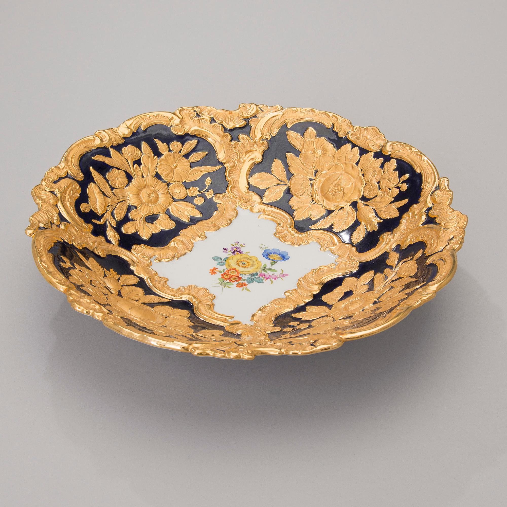 A Meissen porcelain bowl, 1934-1972.