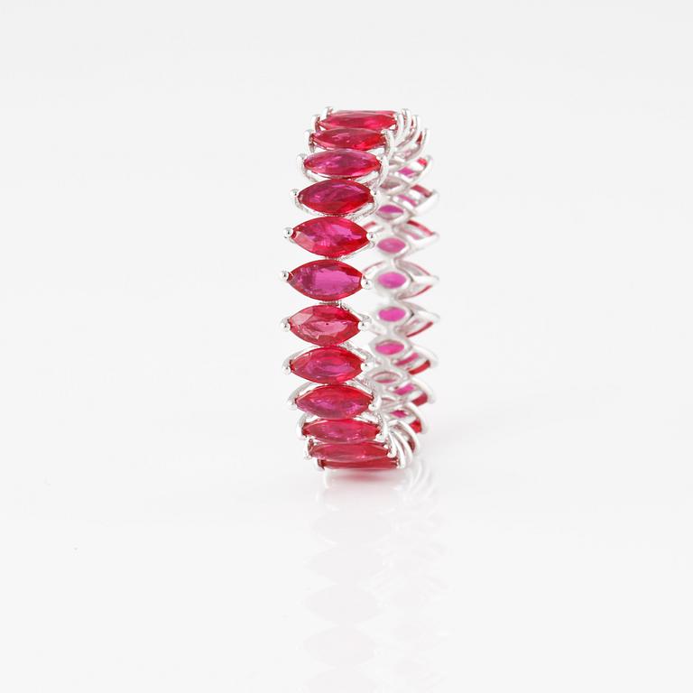 RING, 18K vitguld med navetteslipade rubiner ca 3.22 ct. Vikt 2,4 gram.