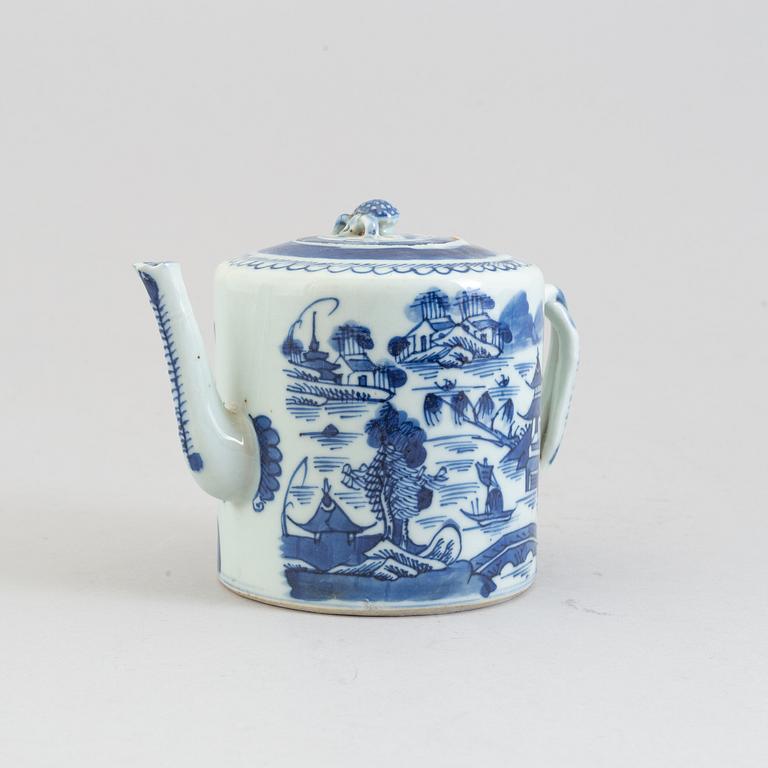 Two teapots with cover, Qing dynasty, late 19th century.