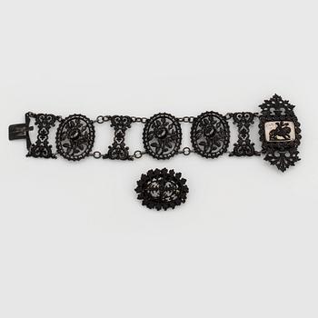 979. A Berlin iron and steel bracelet and brooch. Berlin 1820-30.