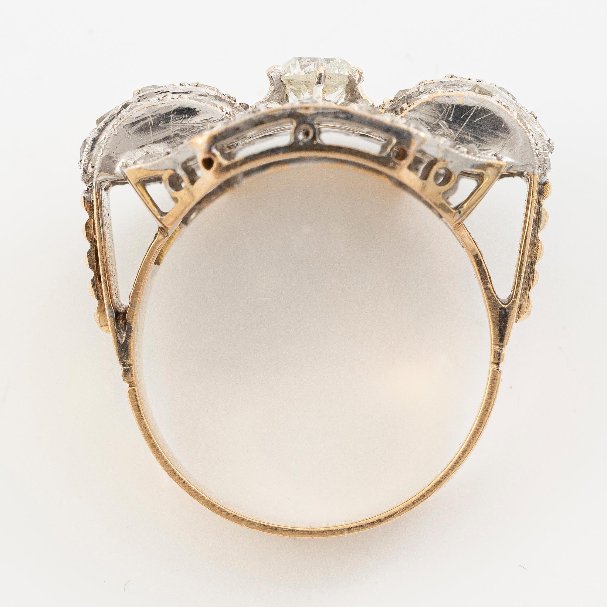 Ring 18K guld och platina med gammalslipad diamant och rosenslipade diamanter.
