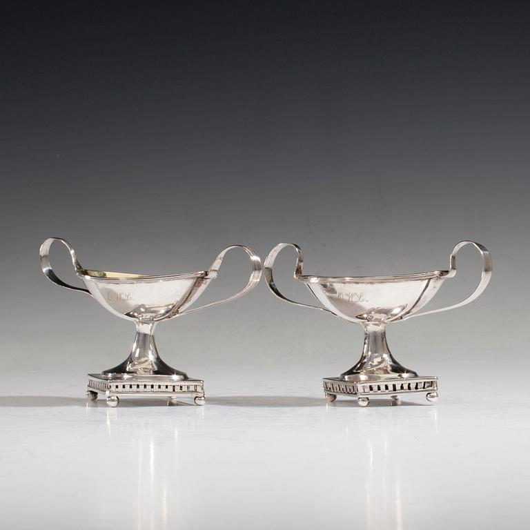 A PAIR OF SALT CELLARS AND SPOONS.