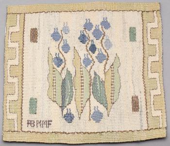 VÄVNAD, "Blomlapp". Gobelängteknik. Signerade AB MMF (AB Märta Måås-Fjetterström). 27,5 x 26,5 cm.
