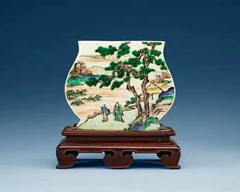 1390. A famille verte stand, Qing dynasty, Kangxi (1662-1722).