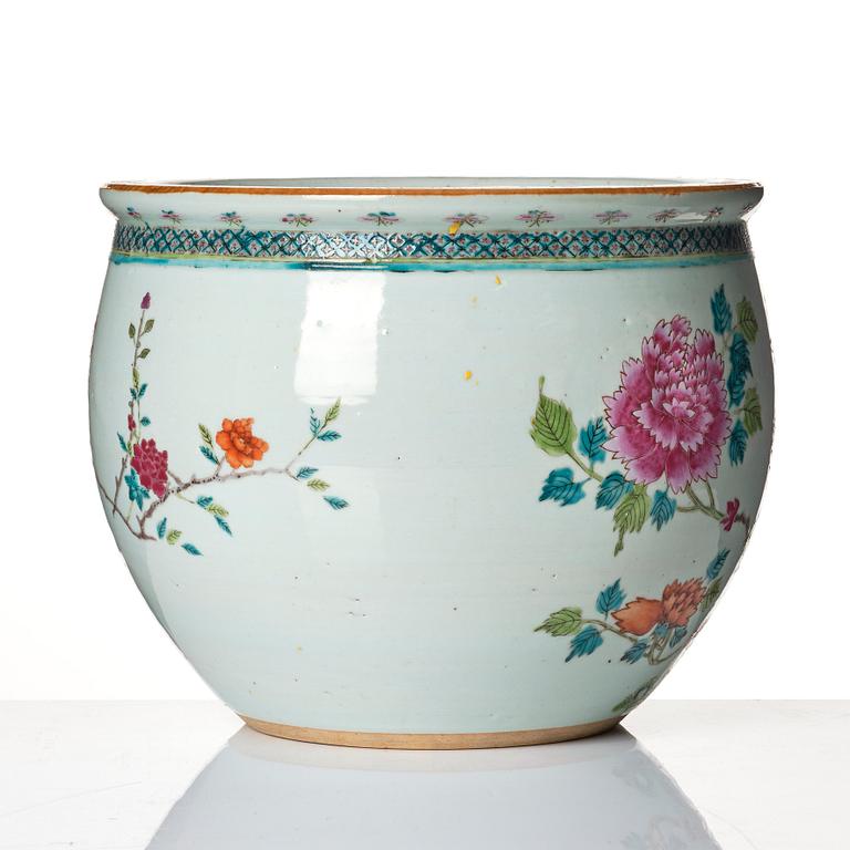 A famille rose flower pot, Qing dynasty, circa 1900.