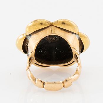 Ring 18K guld och emalj med en gammalslipad cushionformad fasetterad sten.