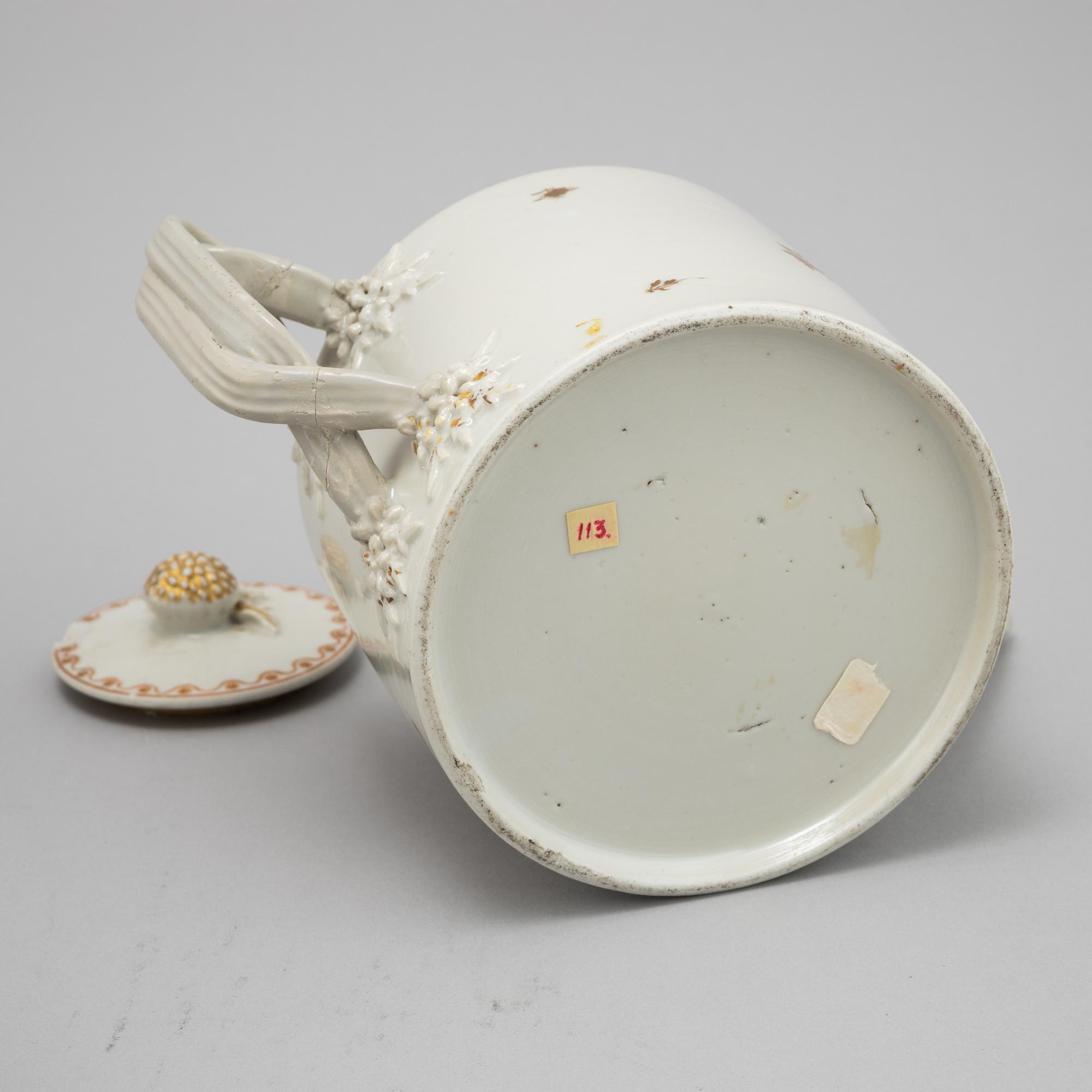 Koppar med fat, fyra st samt kanna, porslin, Qingdynastin, Qianlong (1736-95).