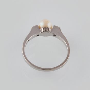 RING, 18K vitguld med odlad pärla och 2 åttkantslipade diamanter, Tesi, Göteborg, 1954. Vikt 3,4 gram.