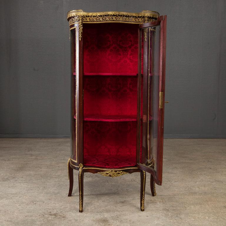 VITRINSKÅP, rokokostil, 1900-talets början.