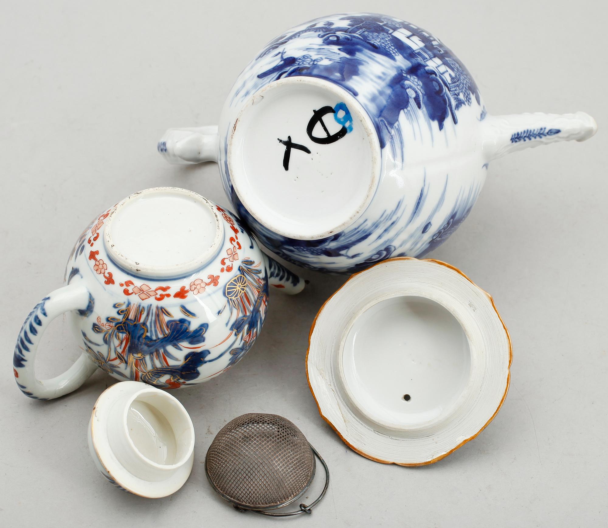 TEKANNOR, 2 st, porslin, Kina, 1700-tal. Samt TESIL, silver, Birmingham 1901.