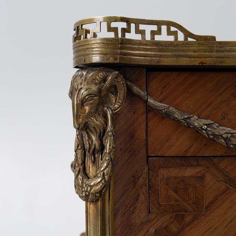 Skåp, Louis XV-stil, omkring år 1900.