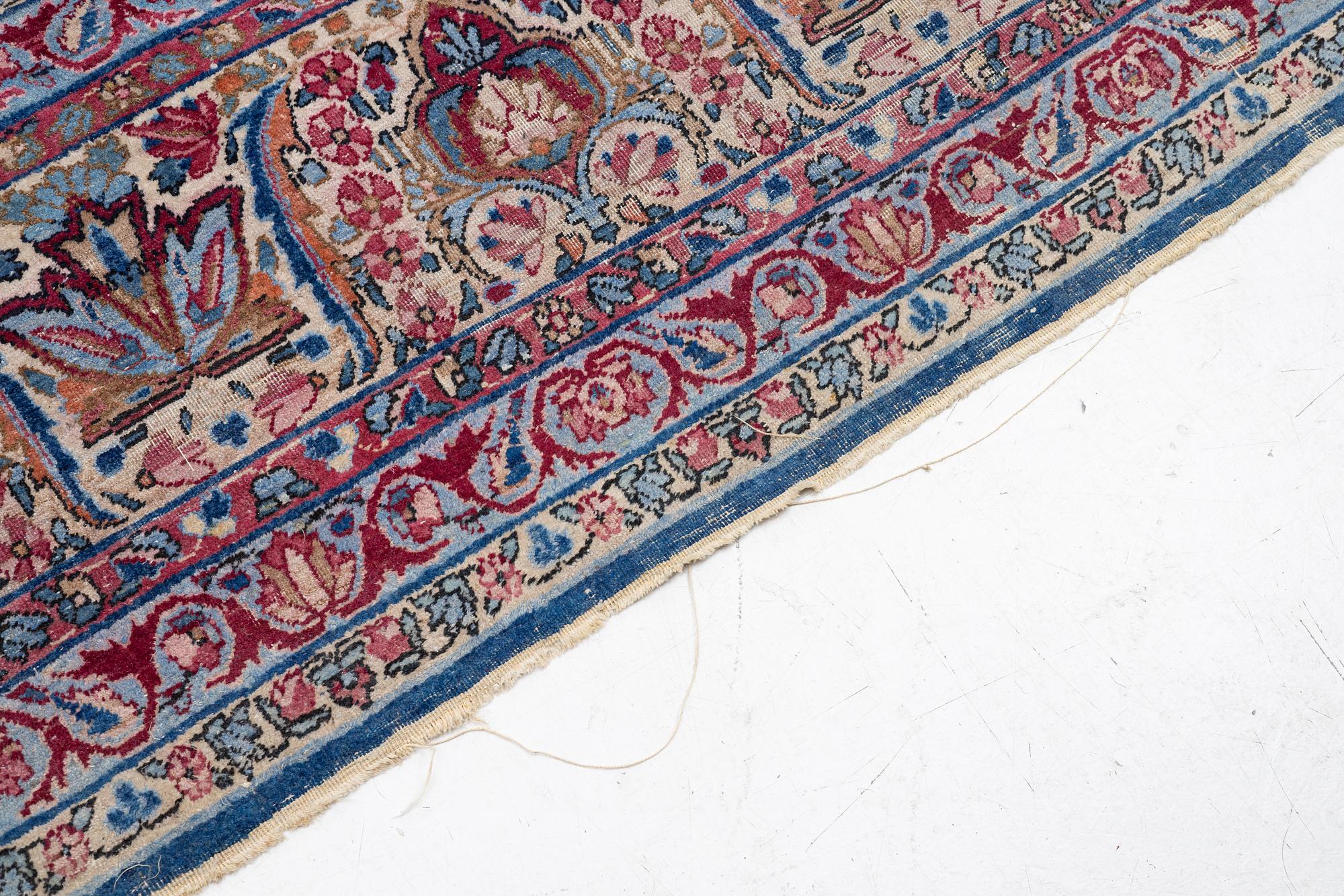 An antique Kirman carpet, ca 410 x 290 cm.