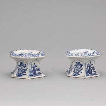 SALTKAR, ett par, porslin. Qing dynastin, Kangxi (1662-1722).