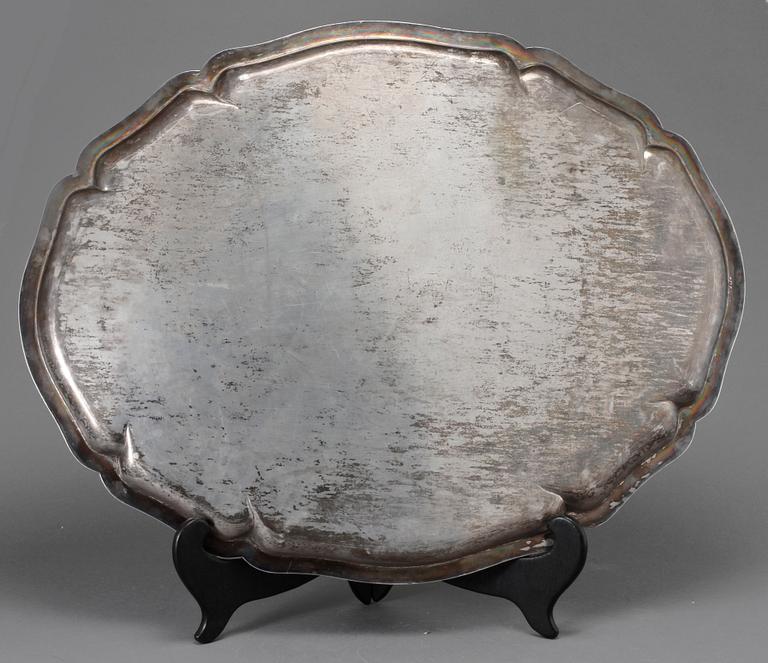 BRICKA, silver, K Andersson, 1907. Vikt 2900 gram.