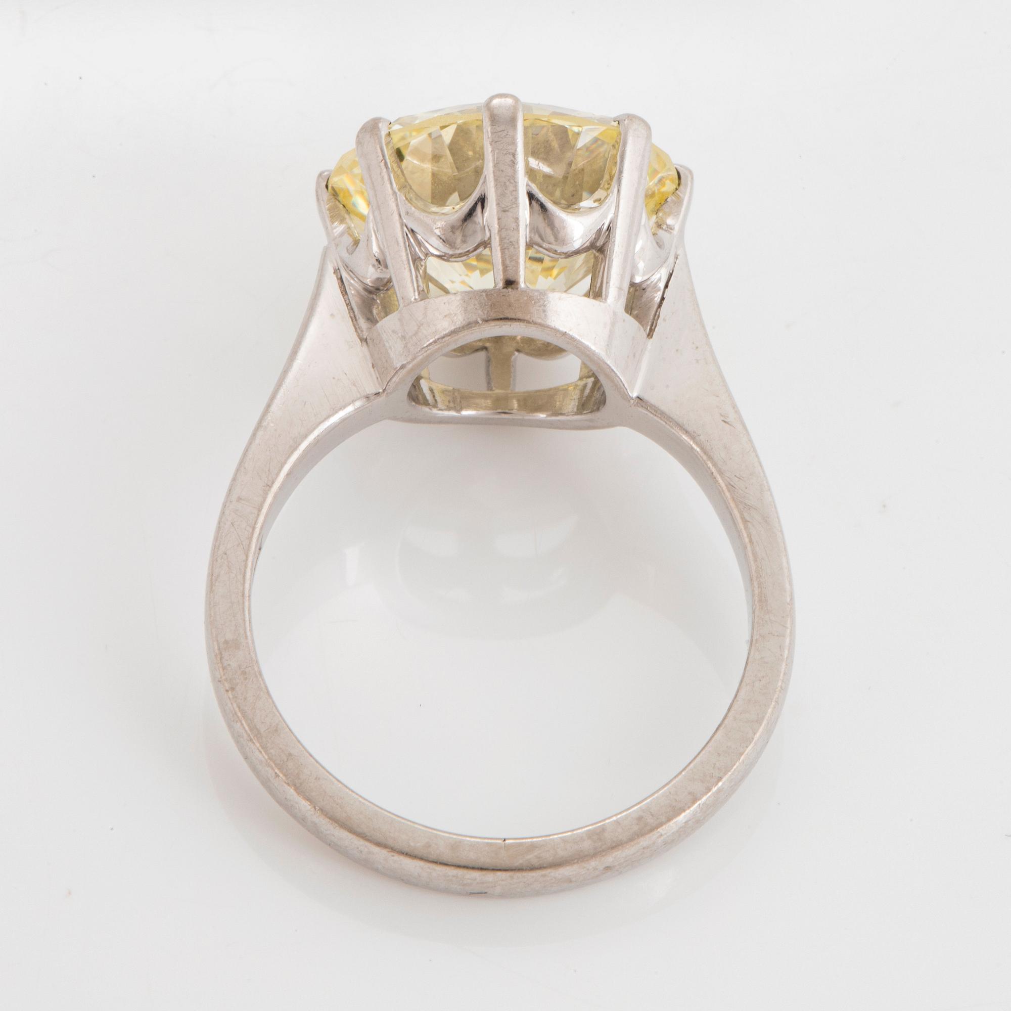 An 18K white gold ring set with a round brilliant-cut diamond ca 6.50 cts quality ca Light Yellow vvvs -vs.