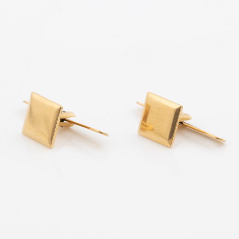 A pair of shirt studs 18K gold.