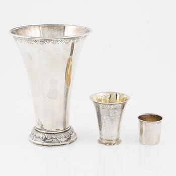 Bägare, 2st, samt supkopp, silver, bla CG Hallberg, Stockholm 1906.