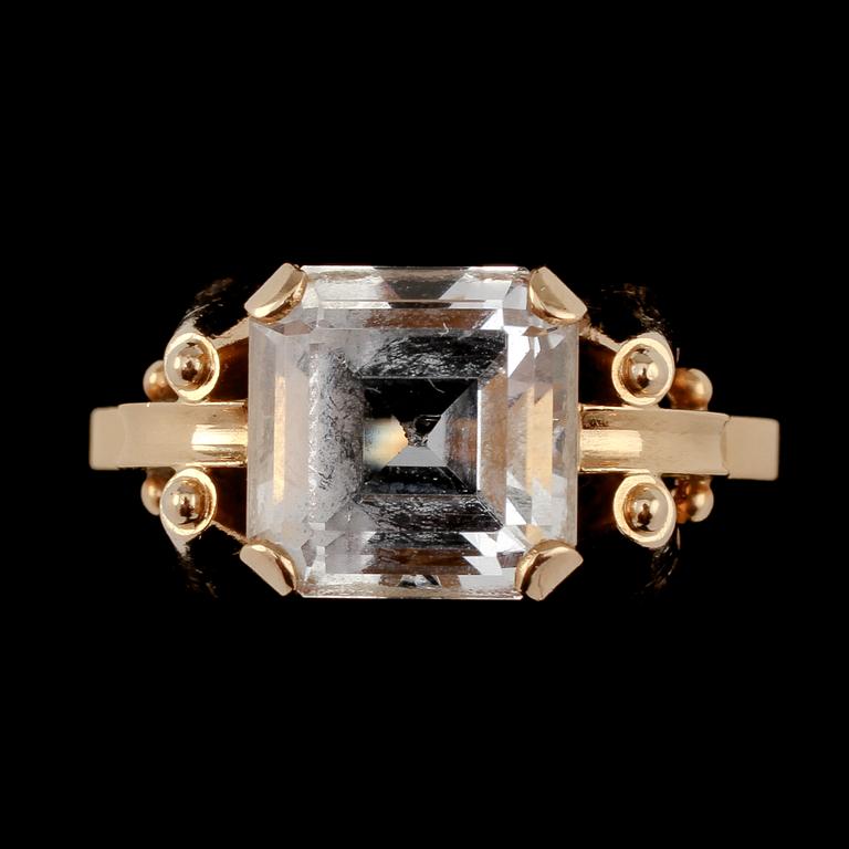 RINGAR 2 st, 18k guld med fasettslipad citrin respektive bergkristall, Stockholm, 1950-tal. Vikt 9 g.