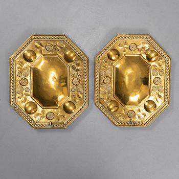 A PAIR OF 18TH CENTURY BRASS WALL SCONCES.