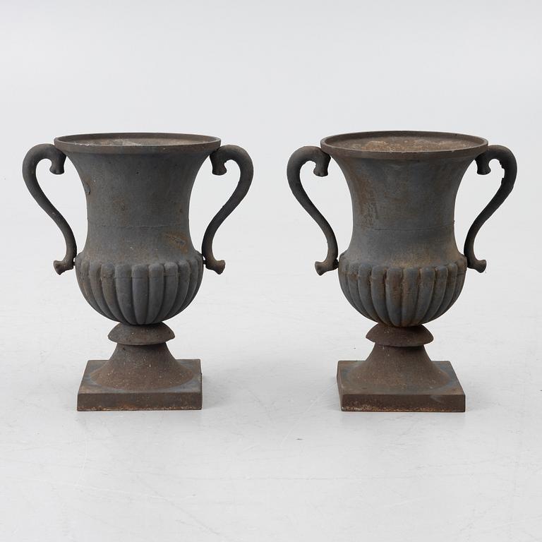 Trädgårdsurnor, ett par, sent 1900-tal.