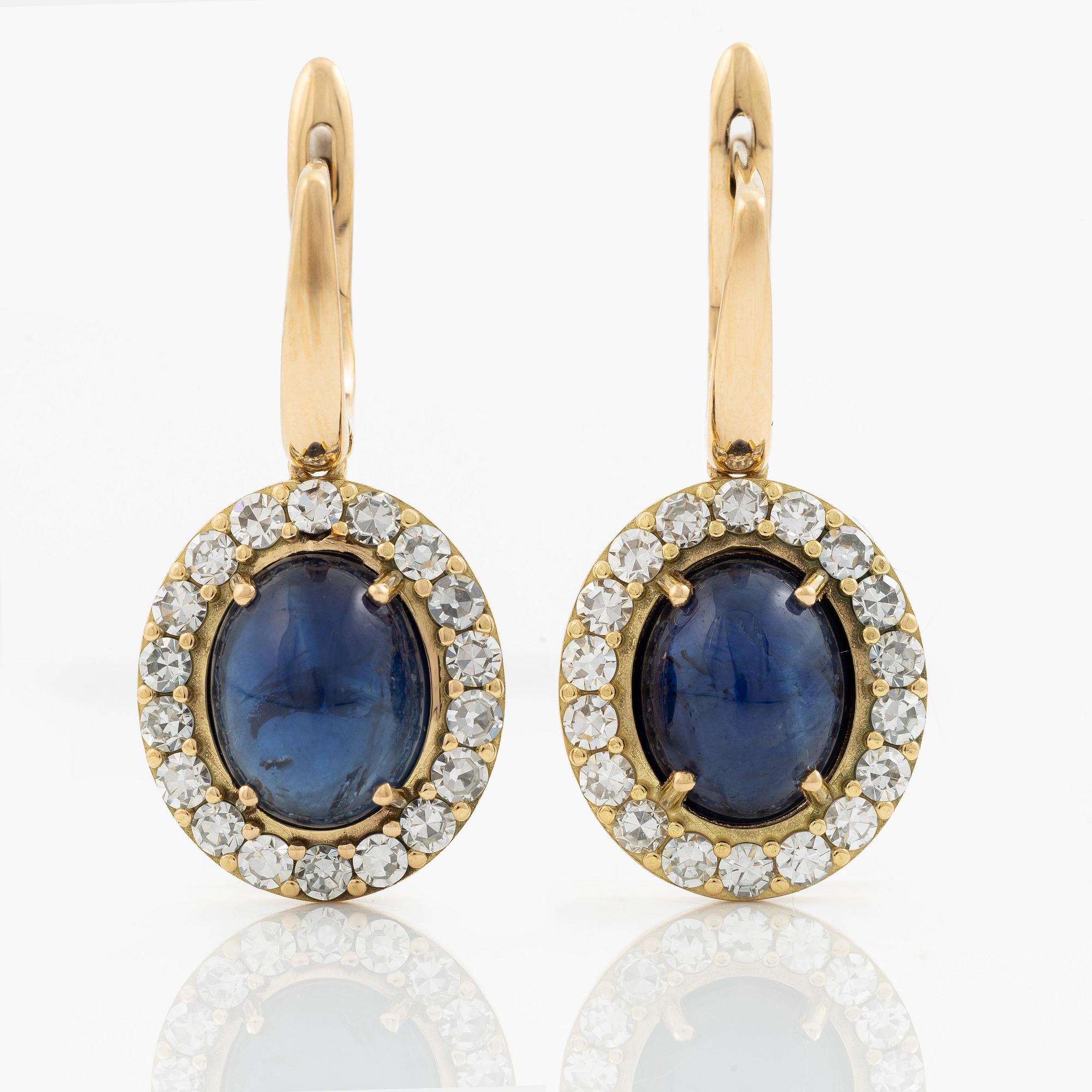 Earrings in 18K gold with cabochon-cut sapphires and octagon-cut diamonds.