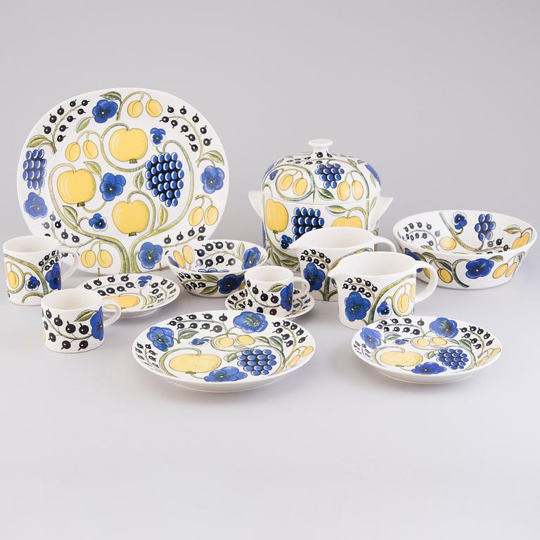 BIRGER KAIPIAINEN, a 69-pcs 'Paratiisi' tableware set for Arabia, latter half of the 20th Century.