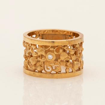 Ole Lynggaard, ring, 18K gold with brilliant-cut diamonds.