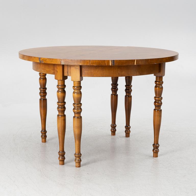 A late 19th century dining table.