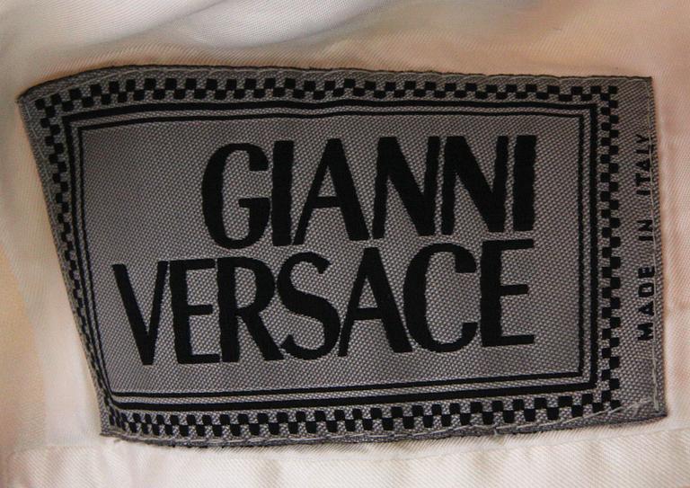 KAVAJ, Gianni Versace. Proveniens: Festkonsult Gert Tornberg. Säljes till förmån för Röda Korset.