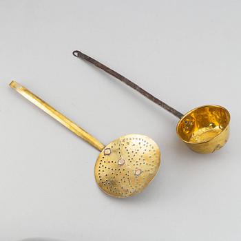 A ladle and sieve, brass, 18th century.