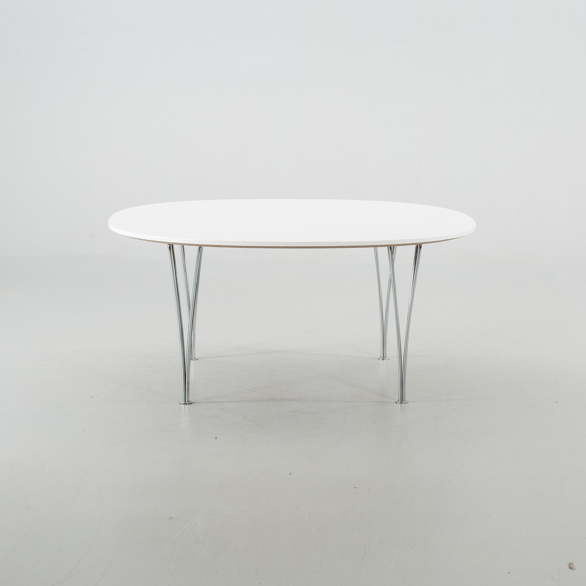 A 'SUPERCIRKEL' COFFEE TABLE DESIGNED BY BRUNO MATHSSON & PIET HEIN, Fritz Hansen, 1982.
