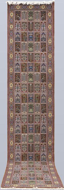 A Gohm runner, approx. 397 x 83 cm.