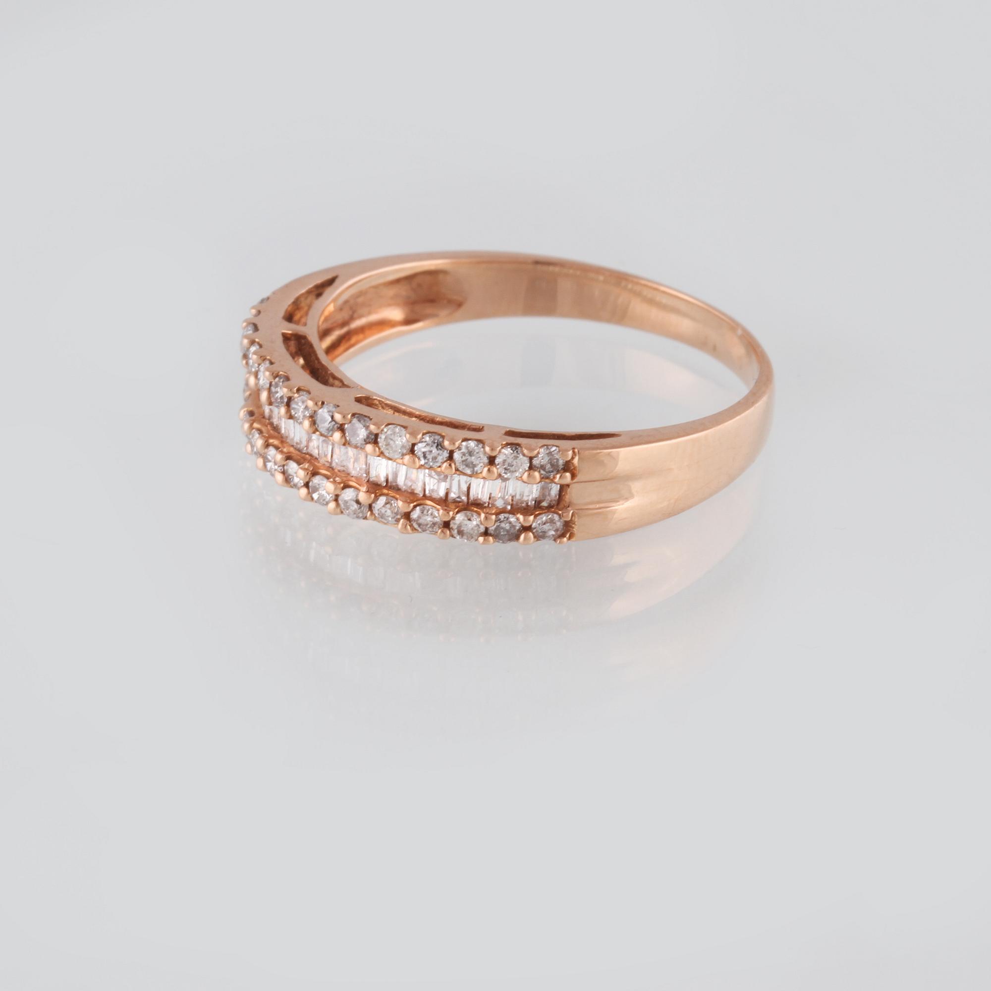 RING, 18K guld med briljant och baguetteslipade diamanter ca 0.14 ct. Vikt 2,6 gram.