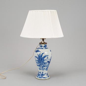 A blue and white figural vase turned into a table lamp, Qing dynasty, Guangxu (1872-1908).