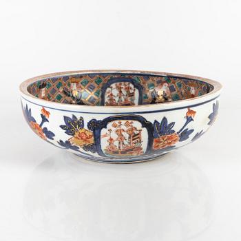 A Japanese Nanban imari bowl, Meiji (1868-1912).