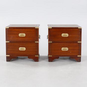 A pair of english style bedside tables, second half of the 20th century.