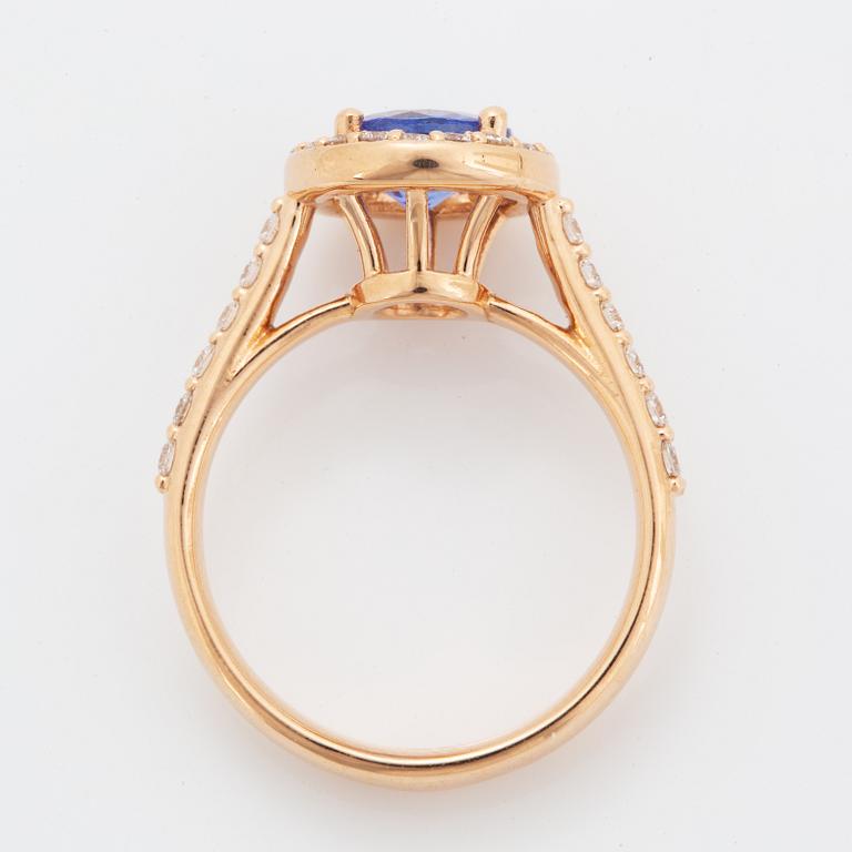 Ring 18K guld med en fasettslipad tanzanit.