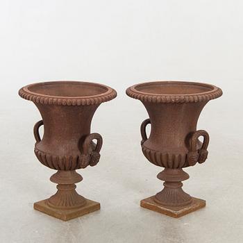 Urnor, ett par 1900-tal, gjutjärn.