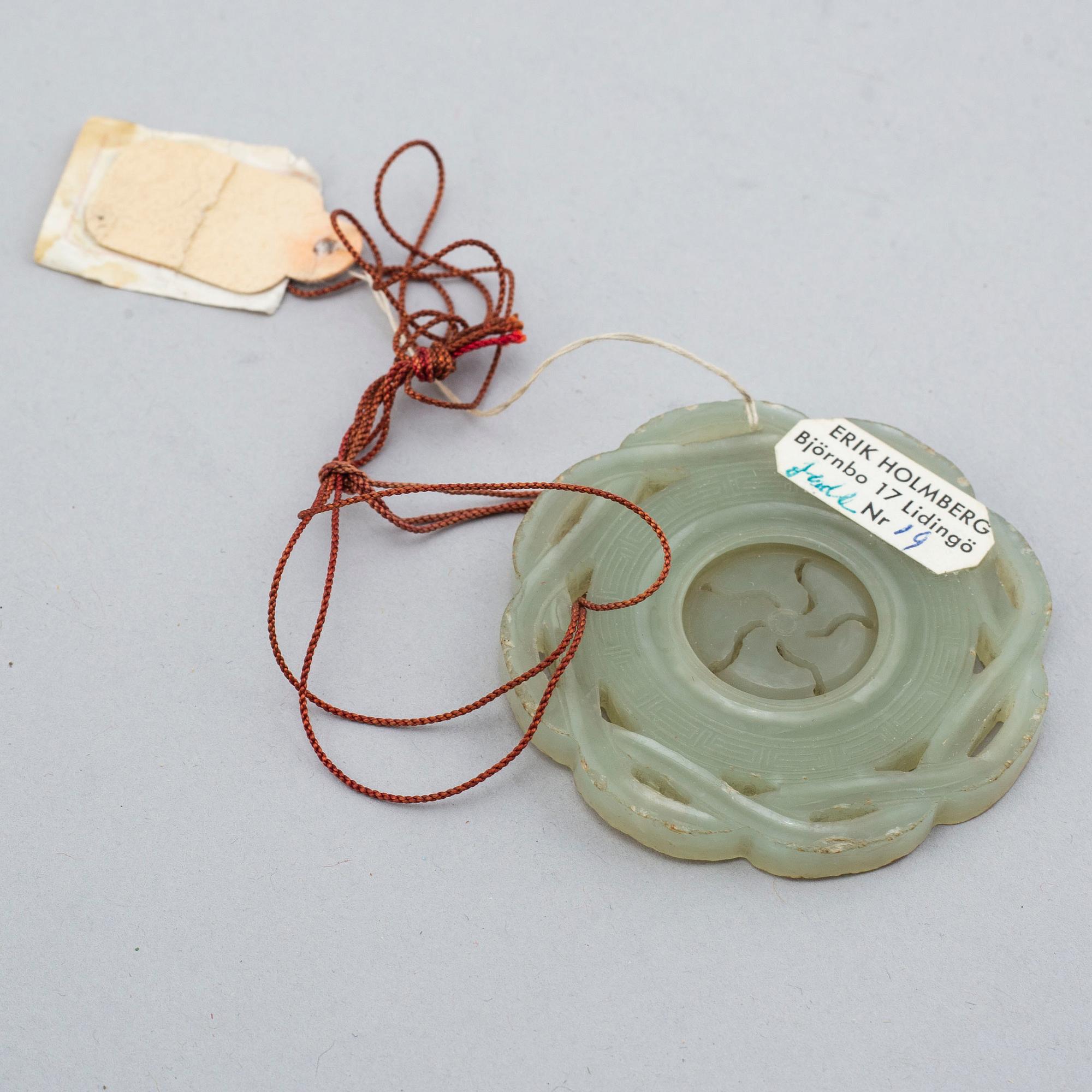 STELE, BIDISKAR, tre stycken samt amulett, nefrit. Kina.