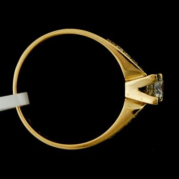 RING, 18k guld med briljantslipade diamanter ca0,42ct samt mindre totalt ca0,18ct. Vikt 3,3g.
