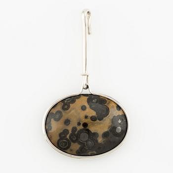 Vivianna Torun Bülow-Hübe, Hänge sterlingsilver med fossiliserad korall, Jakarta.