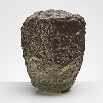 Mårten Medbo, vas, signerad och daterad 2001.