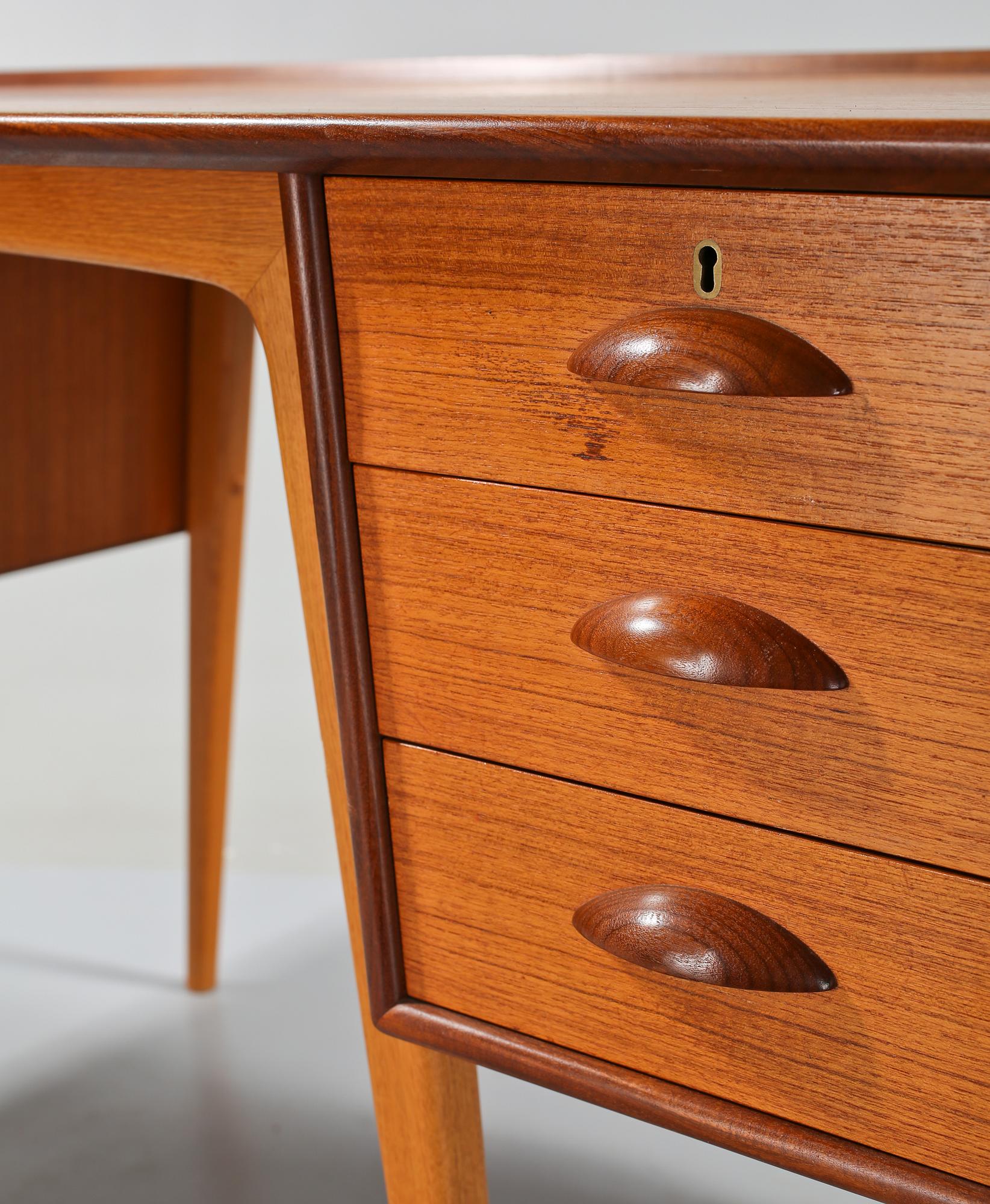 SKRIVBORD, "Pl. Uddebo", Svante Skogh, Aktiebolaget Möbelfabriken Balder, Vaggeryd, 1900-talets andra hälft.