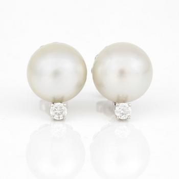 ÖRHÄNGEN, ett par, med odlade 'South Sea' pärlor och briljantslipade diamanter.