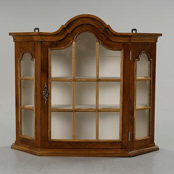 VÄGGMONTERSKÅP, rokokostil, kring sekelskiftet 1900.